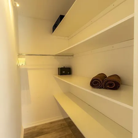Red House Trget With Swimming Pool, Sauna And Jacuzzi Vila