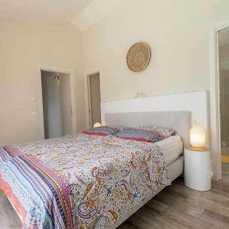 Red House Trget With Swimming Pool, Sauna And Jacuzzi Villa