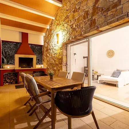 Red House Trget With Swimming Pool, Sauna And Jacuzzi 别墅 *
