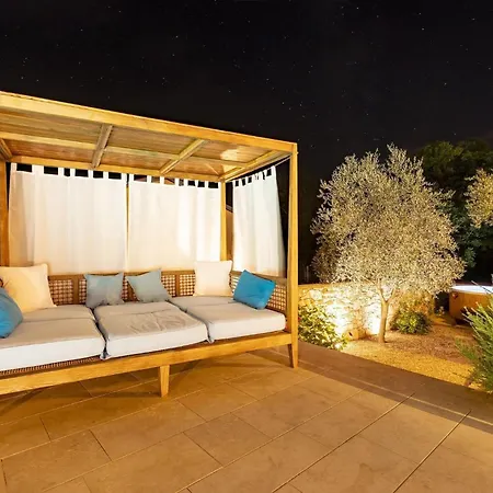 Red House Trget With Swimming Pool, Sauna And Jacuzzi