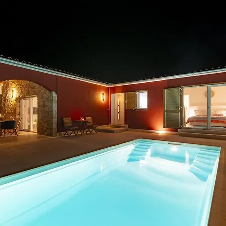 Red House Trget With Swimming Pool, Sauna And Jacuzzi Villa