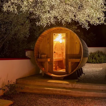 Villa Red House Trget With Swimming Pool, Sauna And Jacuzzi *