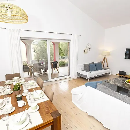别墅 Red House Trget With Swimming Pool, Sauna And Jacuzzi 拉宾