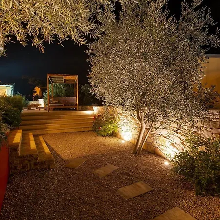 Red House Trget With Swimming Pool, Sauna And Jacuzzi *