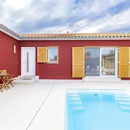 Red House Trget With Swimming Pool, Sauna And Jacuzzi Villa