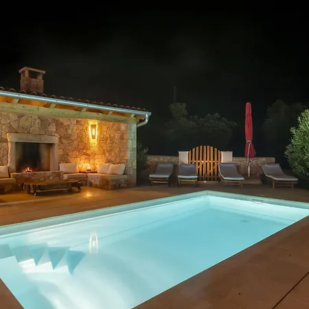 Red House Trget With Swimming Pool, Sauna And Jacuzzi Villa *