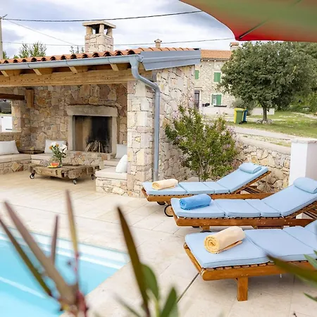 Red House Trget With Swimming Pool, Sauna And Jacuzzi Vila Labin (Istria)